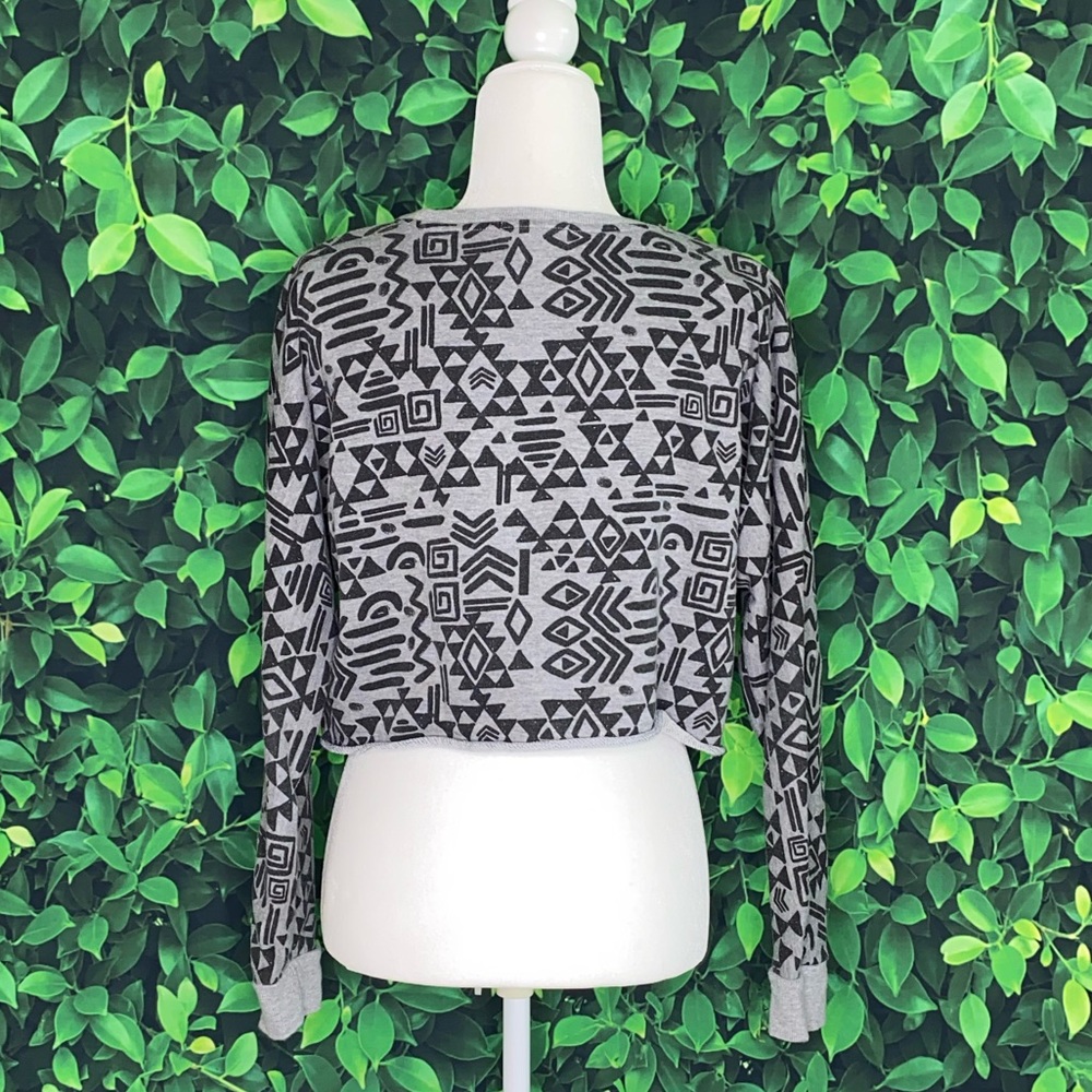 GEO AZTEC PRINT LONG-SLEEVE MID-CROP TOP · SIZE M - Picture 3 of 5